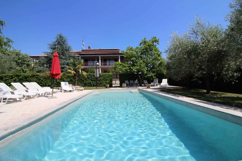 Bungalow with pool and air conditioning - Image 1