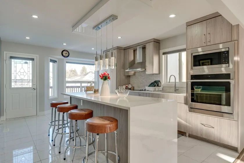 Rare find 6 bedroom  3 full bath newly renovated and new furniture and beds - Image 1