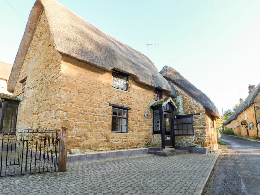 SPRING COTTAGE, family friendly, character holiday cottage in Wroxton - Image 1