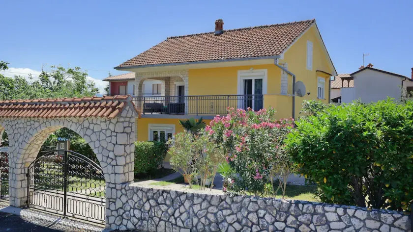 Holiday house with pool - Image 1