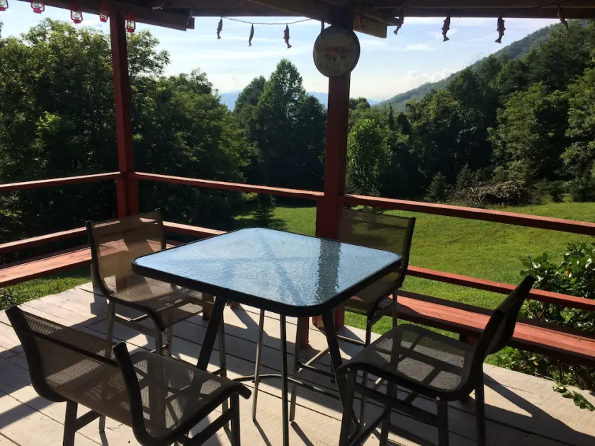 Alarka Cabin Guest House avec grands couchers de soleil sur les montagnes et WiFi inclus - Image 1