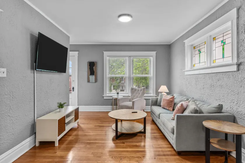 Spacious 2 BR Balcony Hideaway - Image 1