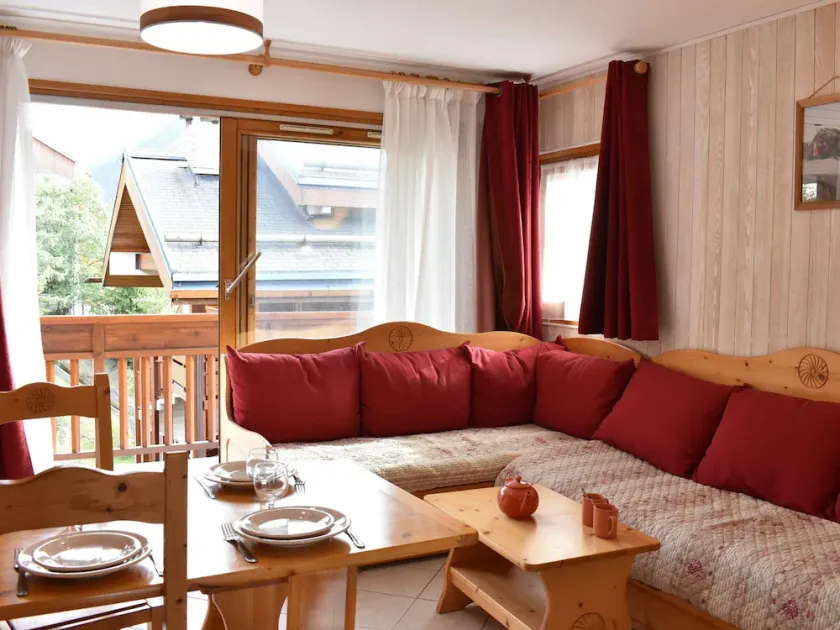 Cozy 2-Room Apartment for 4 with South-Facing Balcony, Parking, and Pool in Central Méribel - Image 1