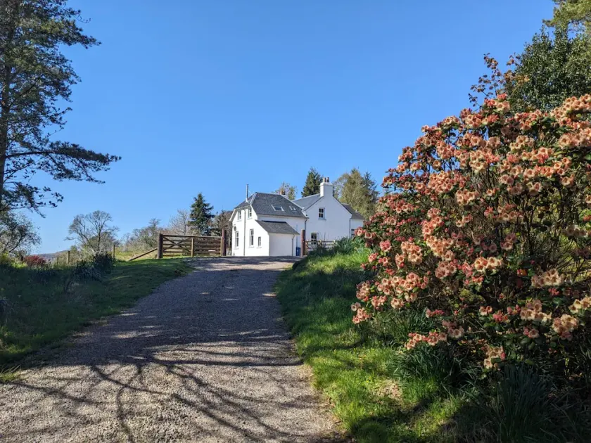 Beautifully positioned farmhouse overlooking hills and sea - Image 1