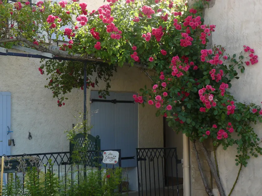 Gîte la grange 2 étoiles pour 3/5 p dans un charment village provençal - Image 1