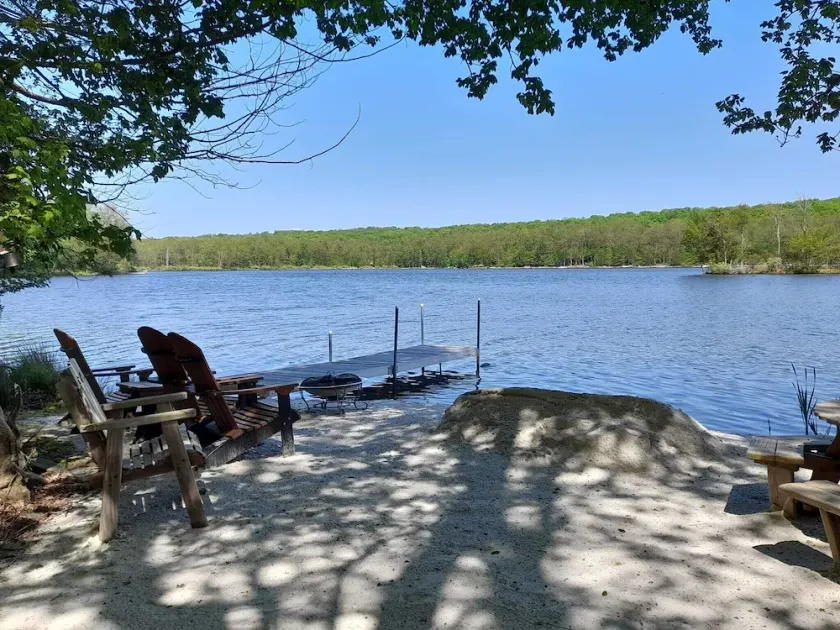 Spacious Lakefront 4 bedroom, 2 bath Mountain Retreat with Private Beach, Kayaks - Image 1
