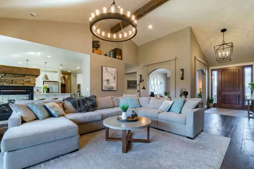 Luxurious 5-bedroom House - Convenient Location - Image 1