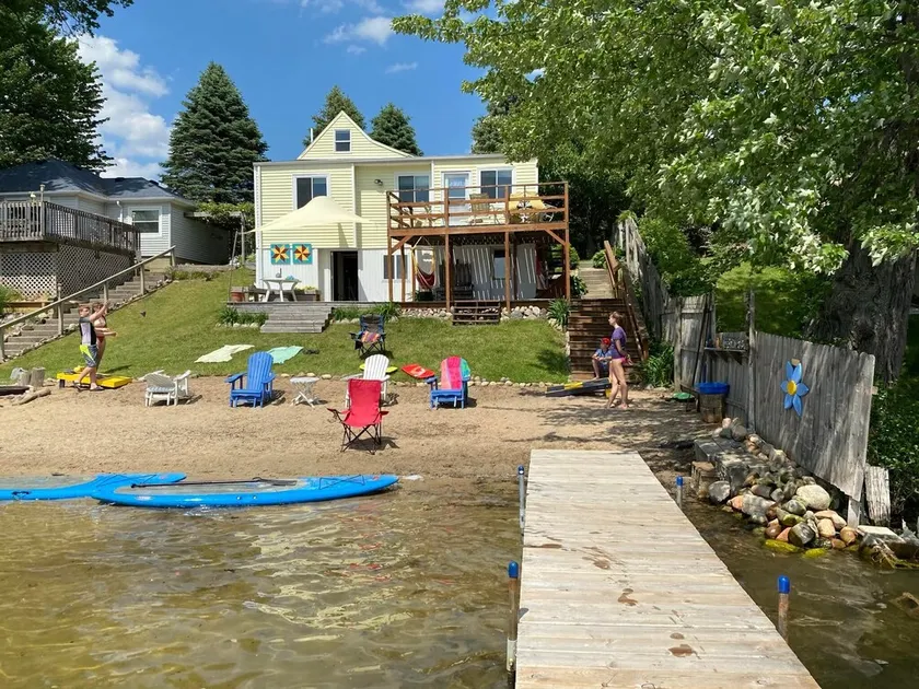 Cute cottage on all sports lake - Image 1