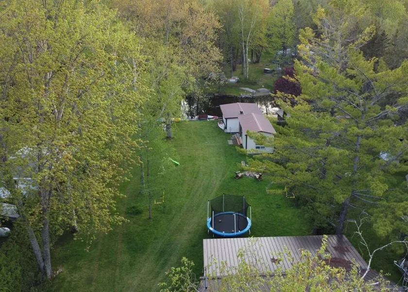 Family Cottage with Large Yard & Lake Access - Image 1