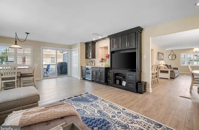 Beautiful 4 bed, 4 bath - 3 blocks to beach - Image 1