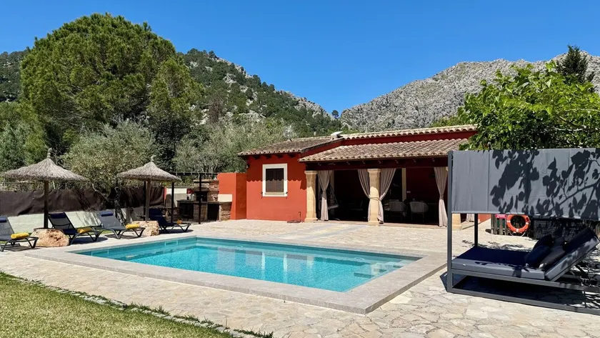 Villa avec piscine privée et vue sur la montagne - Image 1