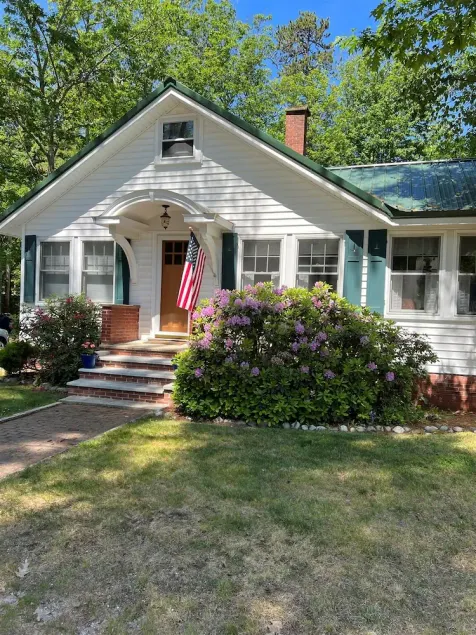 Sleeps 12 and just steps away from Sebago Lake - Image 1