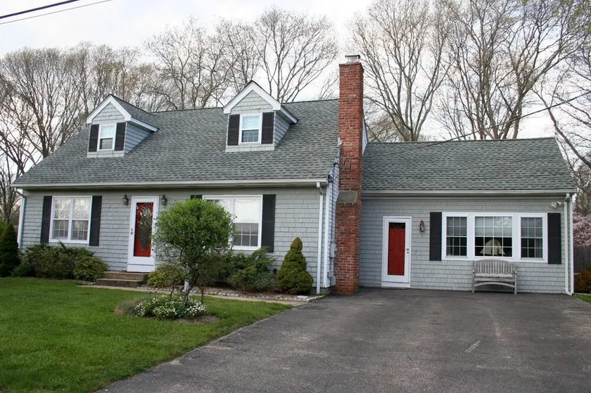 CASA PRIVADA CERCA DE LA PLAYA UBICADA EN NARRAGANSETT, RI - Image 1