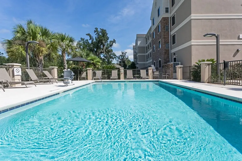 Entspannender Rückzugsort! 2 Schlafzimmer Suite in Tallahassee! Kostenloses Frühstück + 24h Business Center - Image 1