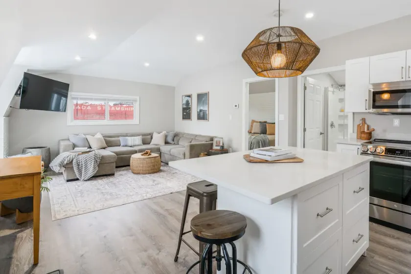 Beautiful newly renovated home w/ canal view - Image 1