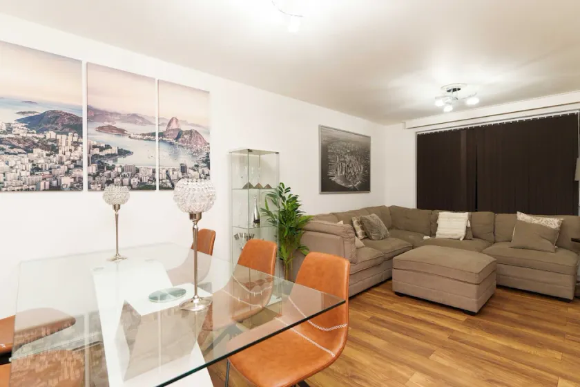 Newly renovated 6 bedroom house Sleeps 10 in Leeds - Image 1