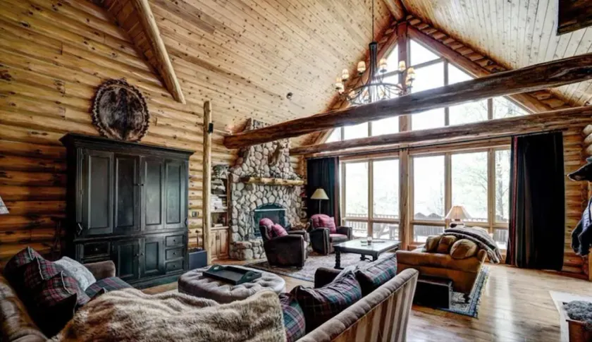 Luxury 7,500‑Sq‑Ft Lakefront Lodge, Private Dock & Snowmobile Access - Image 1