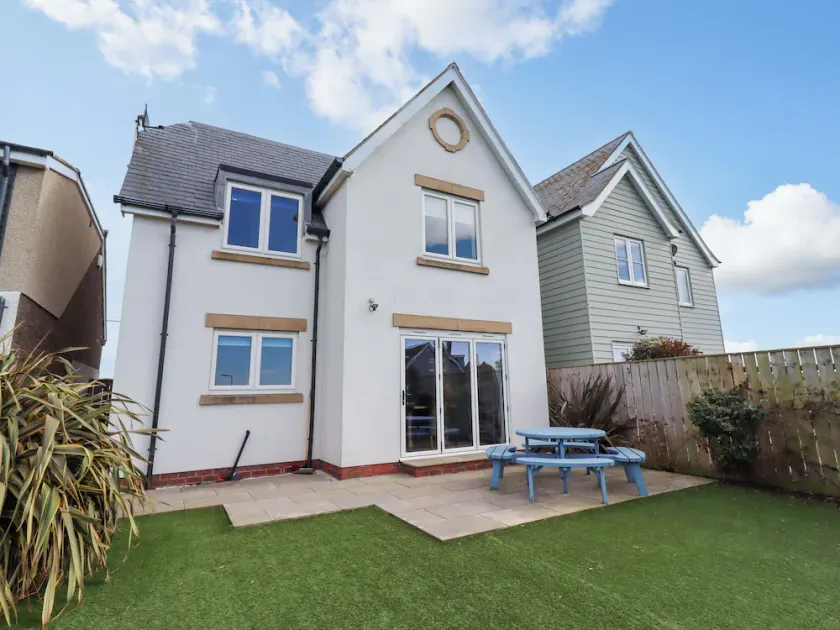 FARNE COTTAGE, pet friendly, country holiday cottage in Beadnell - Image 1