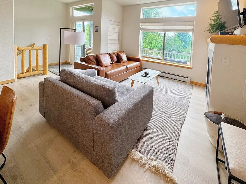 Riverside mountain getaway, million dollar views, ground access, attached garage - Image 1
