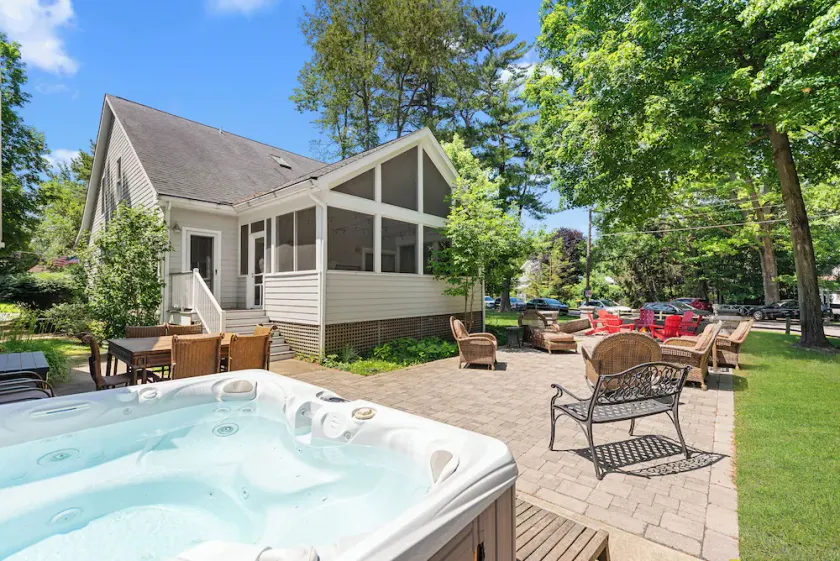 Sun's Up-Bar Down! Hot Tub, Putting Green, Fire Pit, 8 Min Walk to 2 Beaches! - Image 1