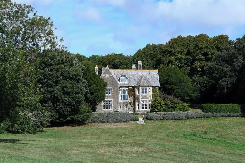 Stunning Victorian house with views over the Jurassic Coast and Portland. - Image 1