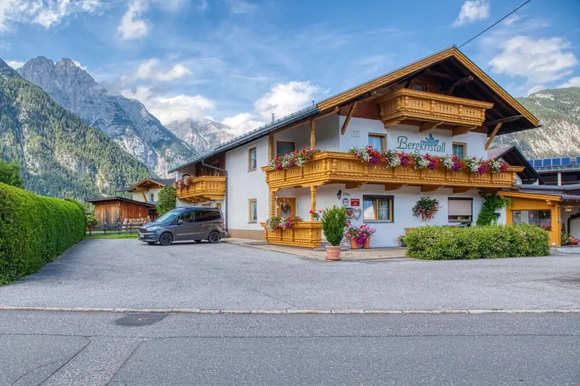 Apartment \"Sterngucker Suite\" with Mountain View, Shared Garden and Wi-Fi - Image 1