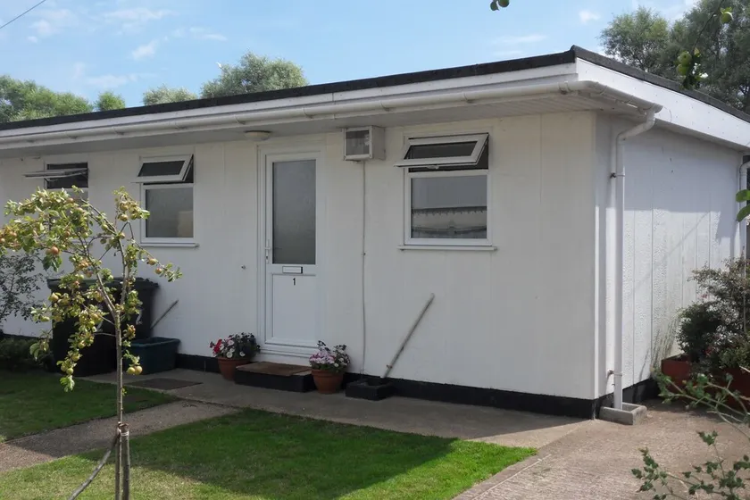 Accommodation for a couple, just a short walk from the beaches and harbour. - Image 1