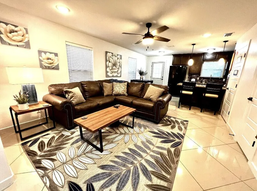 Cozy Condo close to airport and shopping - Image 1
