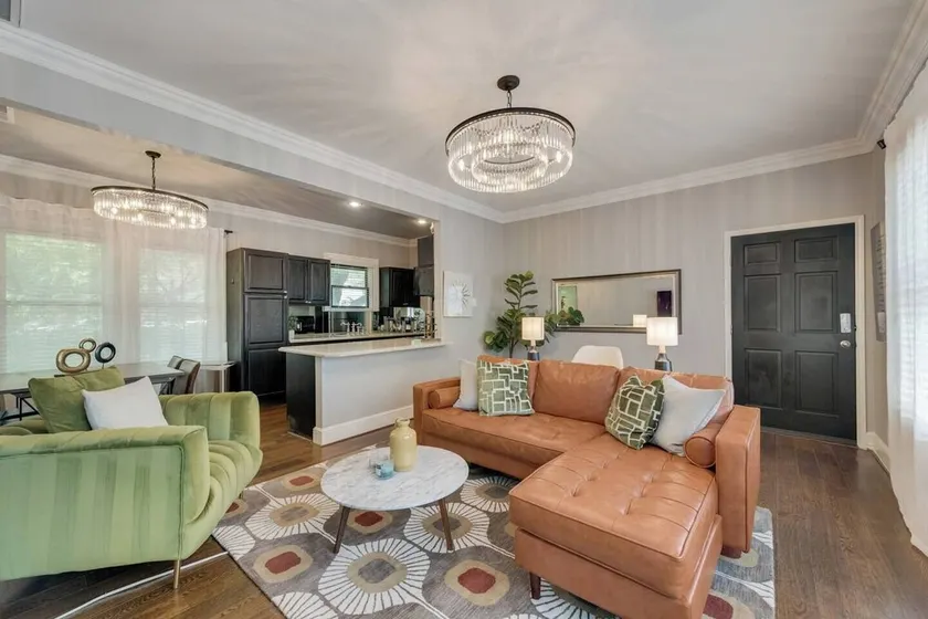 Experience “The Oak at Landmark,” a refined 1BR/1BA retreat on Dallas’s prestigious Swiss Avenue. Enjoy a private patio, marble-finished bath, high-speed Wi-Fi, and smart TV in a serene setting that blends historic charm with modern comfort. - Image 1