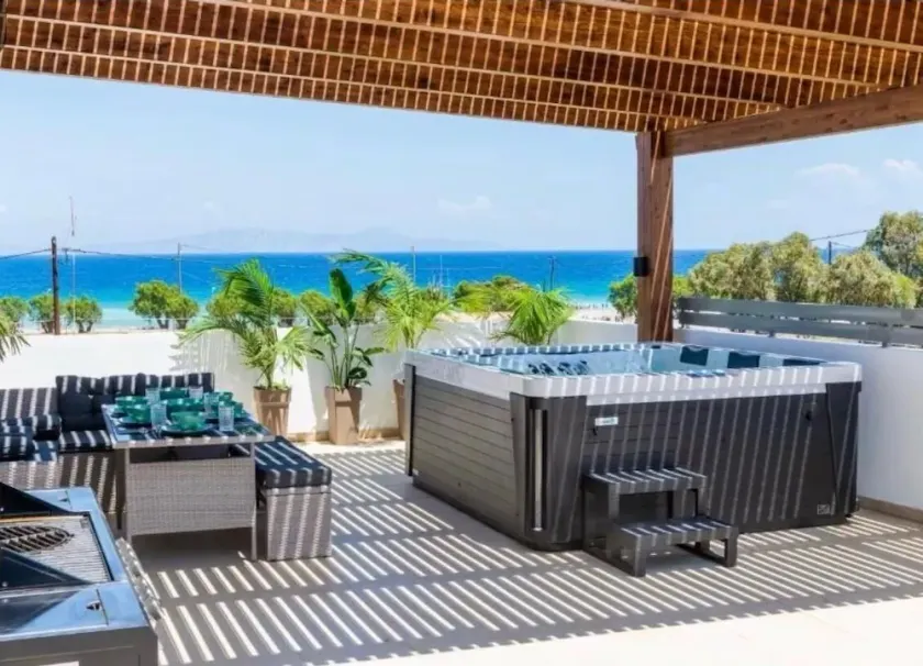 Odyssey sea view Jacuzzi Beach - Image 1