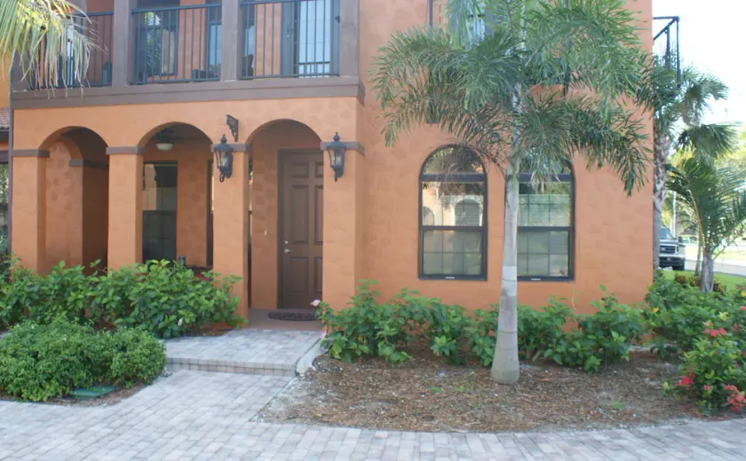 Olé Lely, Corner 2 Bedroom, 2 Bath, Sleeps 6. Professionally Decorated.1st Floor - Image 1