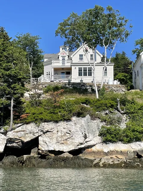 Waterfront Cottage, Stunning Master BDR with Balcony, 3 full baths, Scenic views - Image 1
