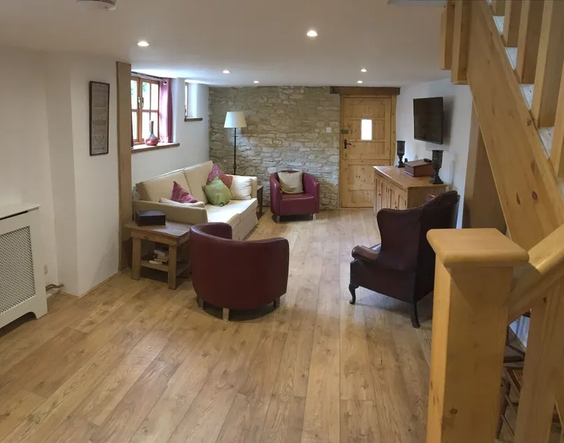Restored Cotswold barn - The Barn - in the centre of Burford - Image 1