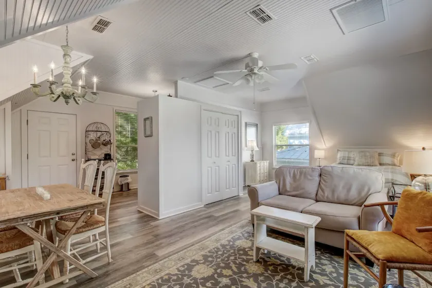 Adorable Dog Friendly Garage Apartment in the Historic District of Old Town! - Image 1