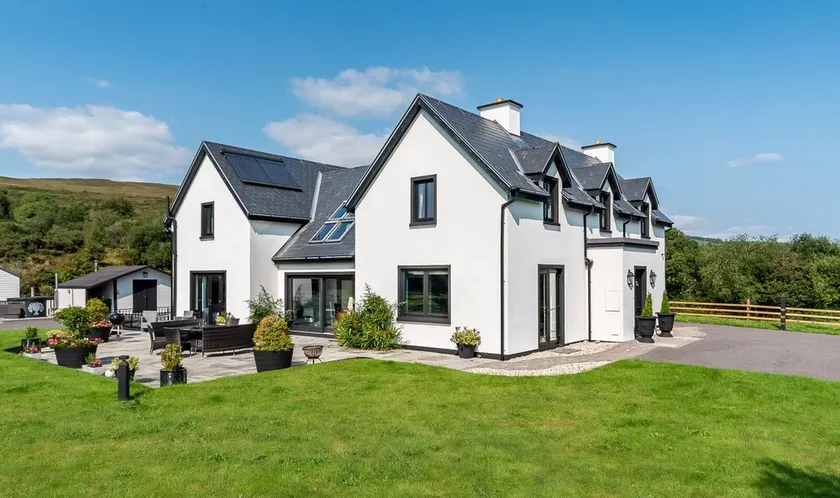Luxury Country House on the Hill - Image 1