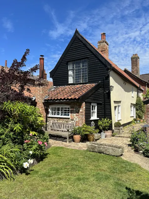 Charming 15th century cottage in elegant and historic Hingham - Image 1