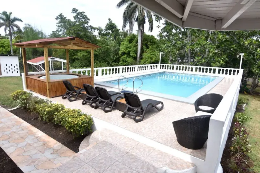 Spacious contemporary Studio Apartment with swimming pool 5 mins walk from beach - Image 1