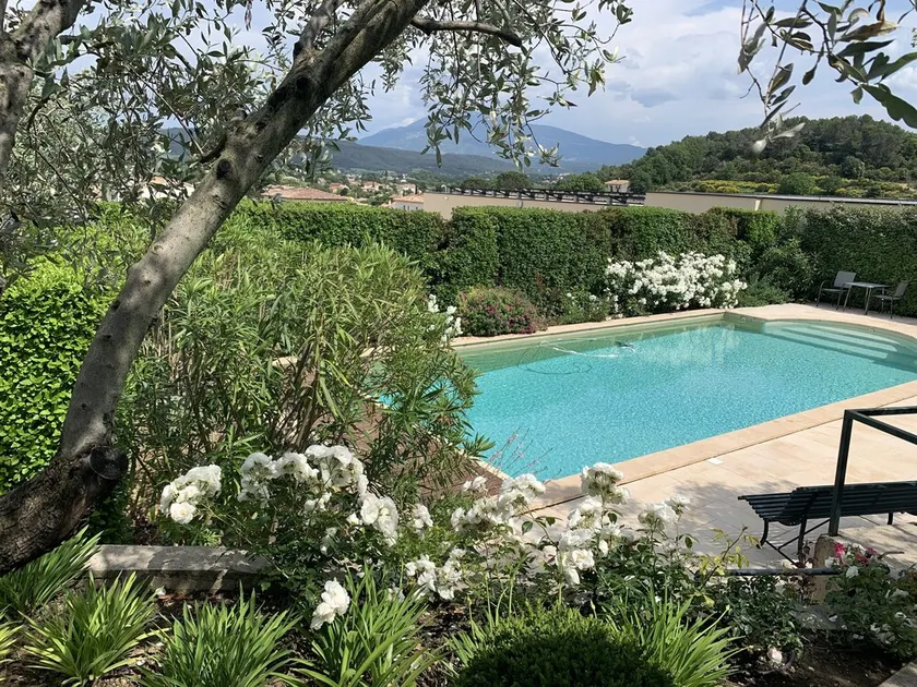 charmerende villa med opvarmet pool i et skovklædt og blomstrende miljø - Image 1