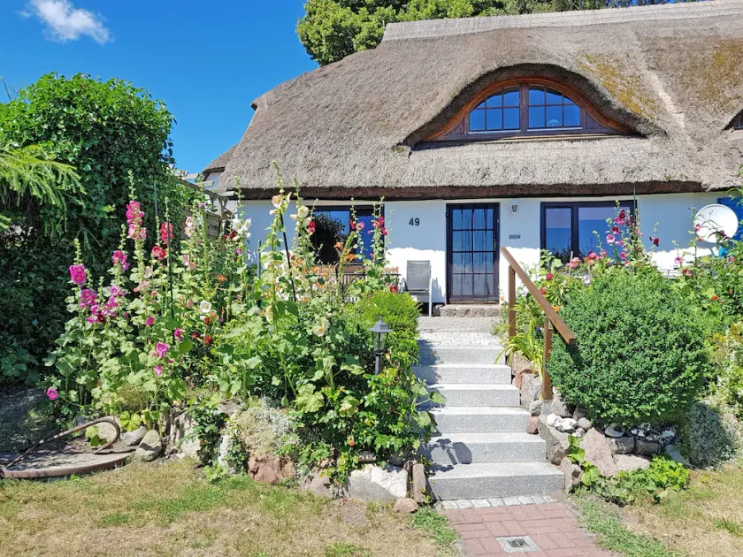 Vacation home with thatched roof and quiet location - Image 1