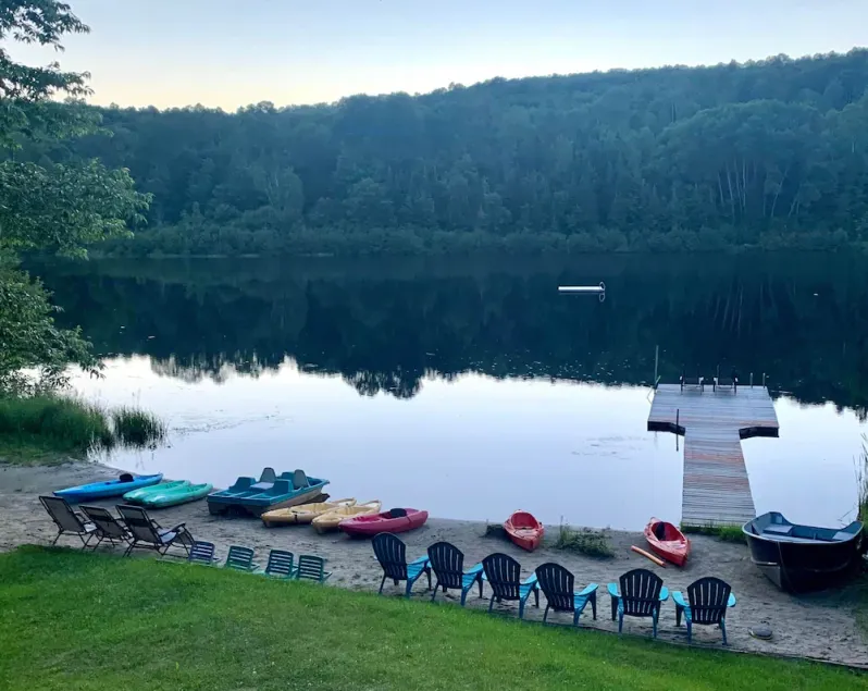 Full Chalet - 6 Bdrm Private / Beachfront / Kayaks - Image 1