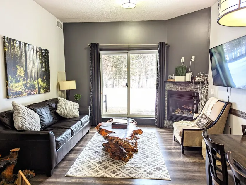Canmore Mountain Resort with underground parking, pool and hot tub - Image 1
