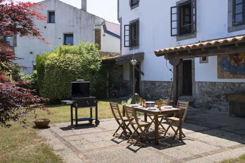 El Tresmayu. Manor house with garden in Lastres. Sea and mountain views. - Image 1