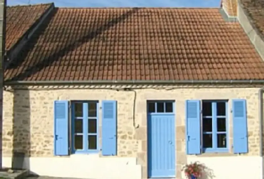 Comfortable Cottage Set in Beautiful Countryside Beside Town - Image 1