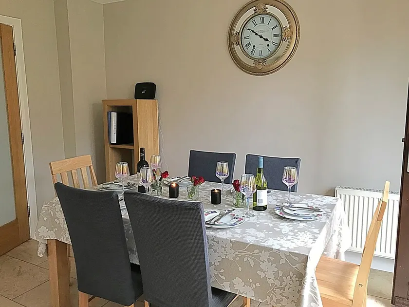 Maison impeccable de 3 chambres avec jardin privé sécurisé - Image 1