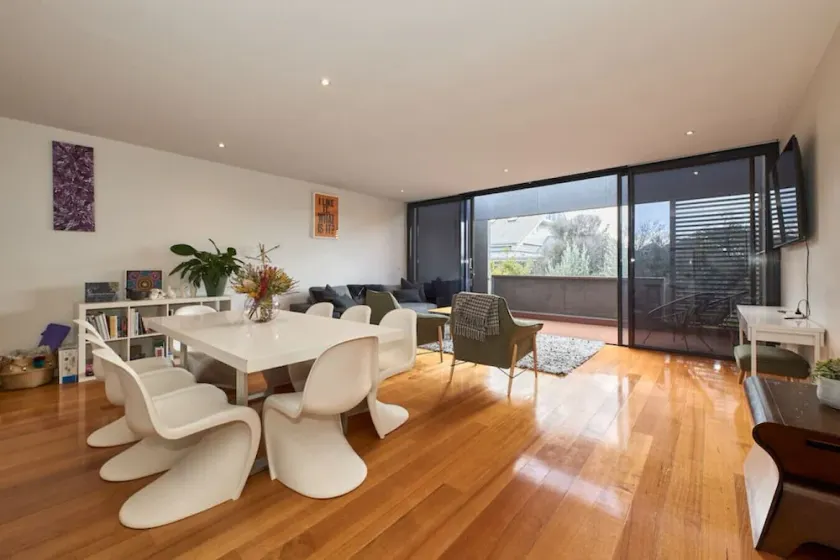 Debonair Townhouse - 150 metres to beach! - Image 1