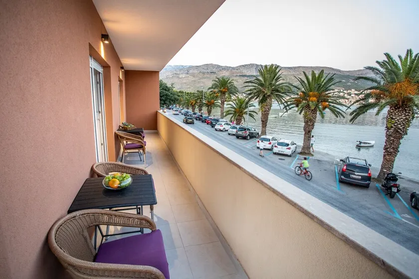 Waterfront modern apartment - Image 1
