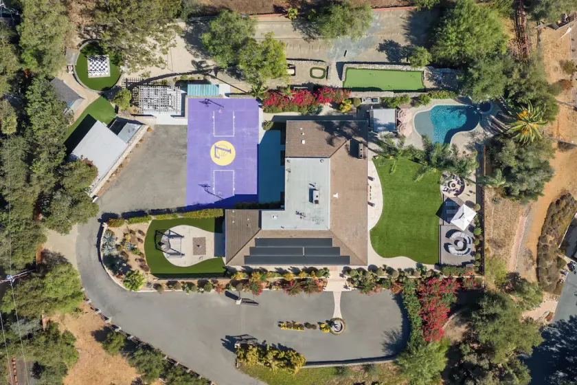 Luxury Hilltop Retreat: GameRoom/Volleyball/Putting Green/BasketBall Court&More! - Image 1