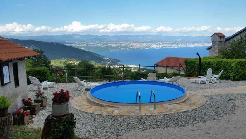 Holiday home with sea view and pool - Image 1