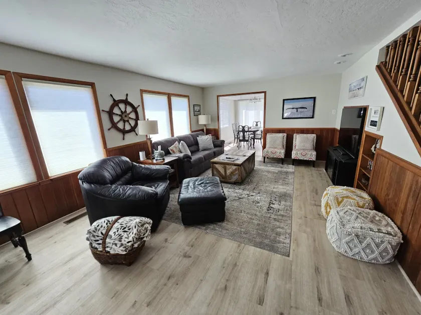 Comfy Spacious Home, Minutes to Beaches, King Bed, Sleeps 9, WiFi, Dog friendly  - Image 1
