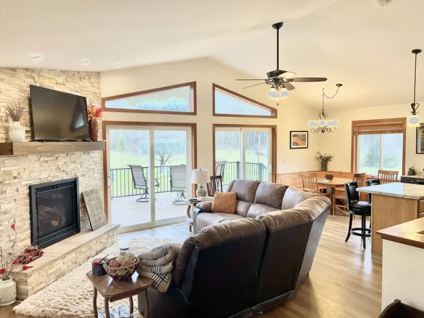 Cheerful cottage w/ fireplace. Great location for exploring the Lake Pepin area! - Image 1